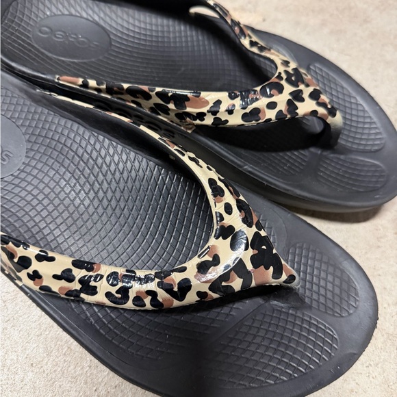 OOFOS Women's Black and Red Sandals Collection - Picture 11 of 11